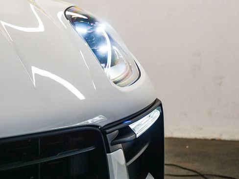 Used 2025 Porsche Macan AWD/4WD image 7