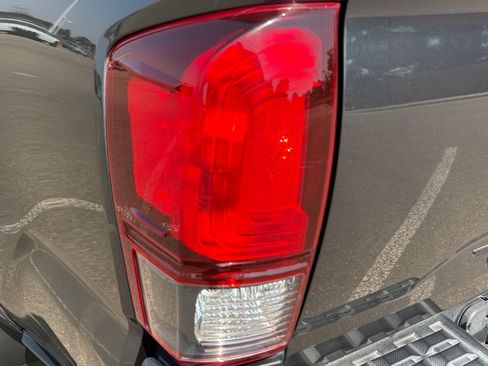 Used 2018 Toyota Tacoma TRD Sport AWD/4WD image 17