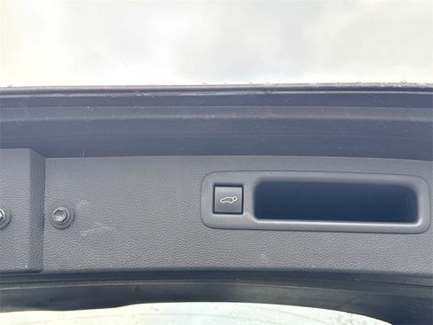 Used 2021 Toyota Highlander LE image 17