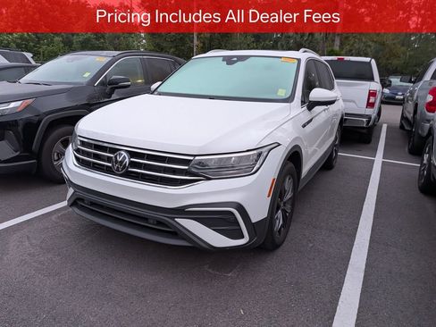Used 2022 Volkswagen Tiguan SE w/ Panoramic Sunroof Package FWD image 3