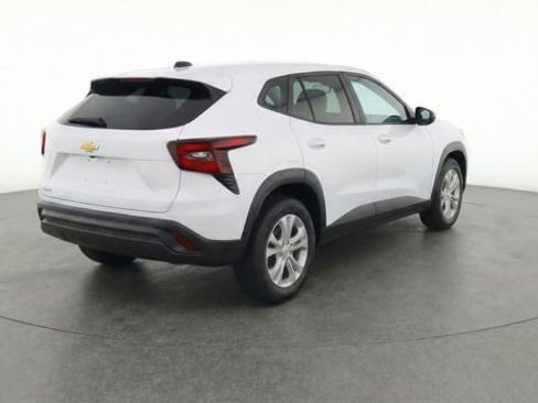 Used 2025 Chevrolet Trax LS image 6