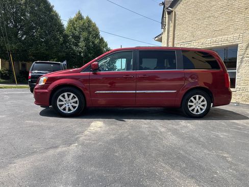 Used 2014 Chrysler Town & Country Touring FWD image 2