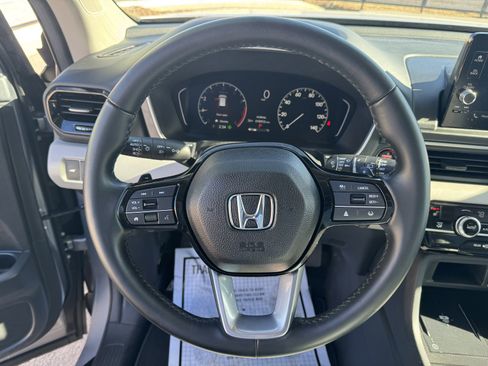 Used 2025 Honda Pilot EX-L image 18