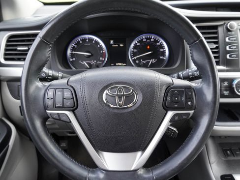 Used 2017 Toyota Highlander XLE AWD/4WD image 14