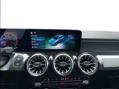 Used 2025 Mercedes-Benz GLB 250 4MATIC image 45