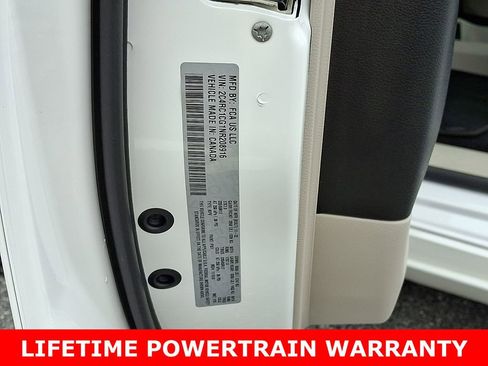 Used 2022 Chrysler Voyager LX image 27