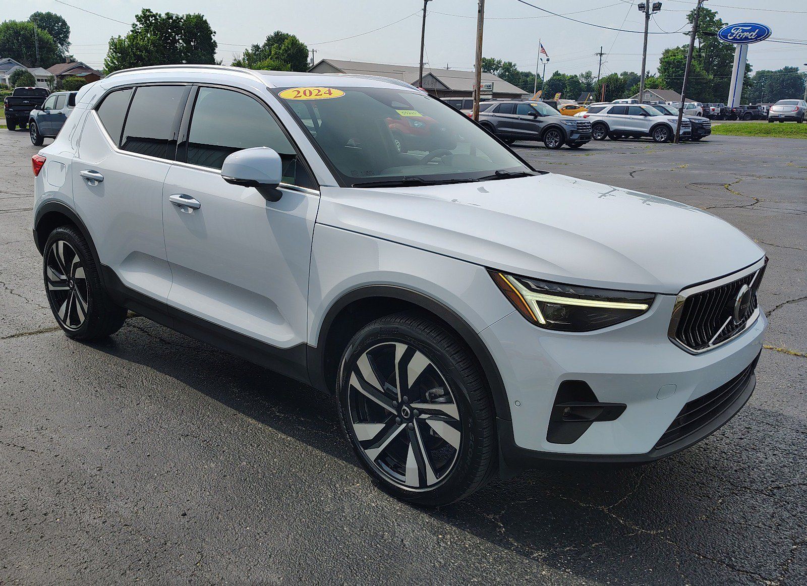 Used 2024 Volvo XC40 B5 Ultimate w/ Protection Package Premier AWD/4WD image 3