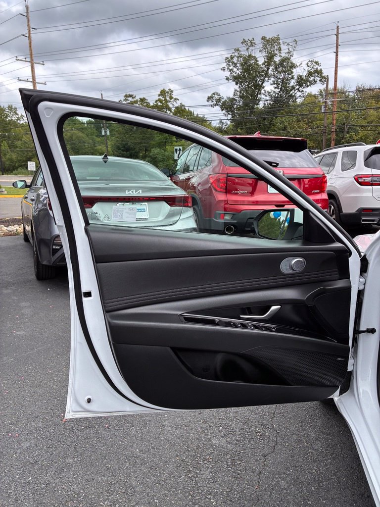 Certified 2025 Hyundai Elantra Limited FWD image 28