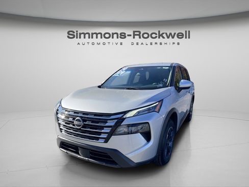 Used 2024 Nissan Rogue SV image 1