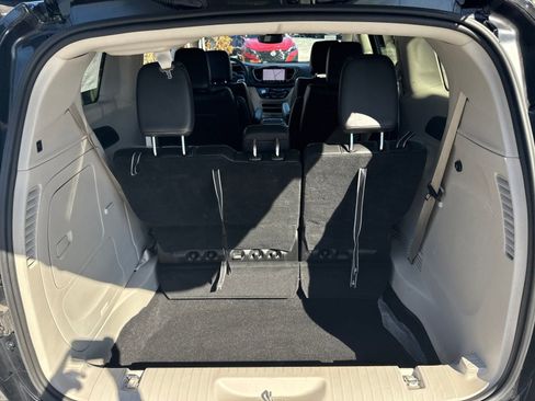 Used 2024 Chrysler Pacifica Select image 31
