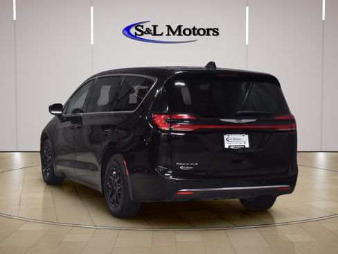 Certified 2024 Chrysler Pacifica Touring-L FWD image 7