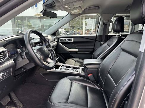 Used 2022 Ford Explorer XLT w/ Equipment Group 202A AWD/4WD image 34