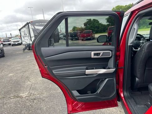 Used 2024 Ford Explorer XLT w/ Equipment Group 202A AWD/4WD image 12
