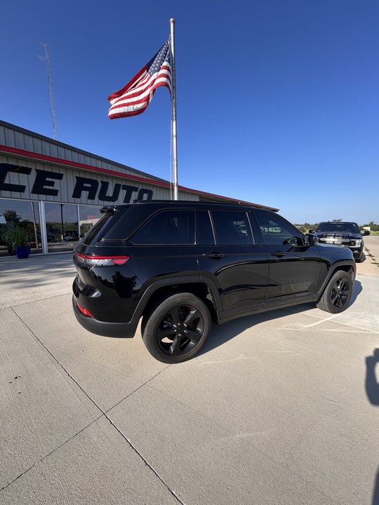 Used 2023 Jeep Grand Cherokee Limited w/ Black Appearance Package AWD/4WD image 3