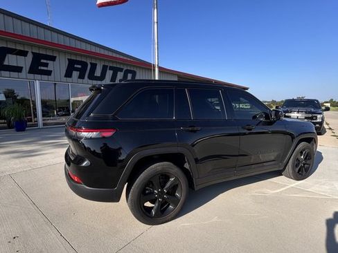 Used 2023 Jeep Grand Cherokee Limited w/ Black Appearance Package AWD/4WD image 3
