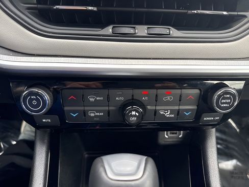 Used 2025 Jeep Compass Limited AWD/4WD image 18