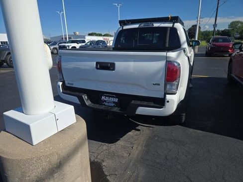 Used 2022 Toyota Tacoma TRD Off-Road w/ Technology Package AWD/4WD image 5
