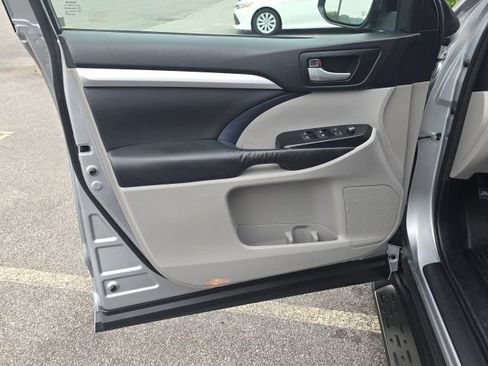 Used 2015 Toyota Highlander XLE AWD/4WD image 19
