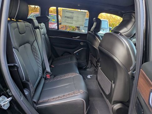 New 2025 Jeep Grand Cherokee Summit image 30