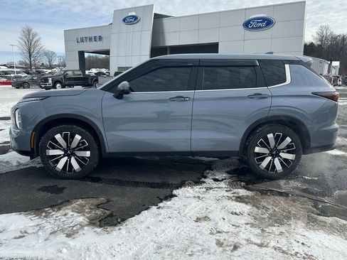 Used 2025 Mitsubishi Outlander SE image 2