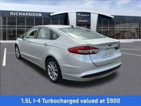 Used 2017 Ford Fusion SE w/ Fusion SE Technology Package FWD image 3
