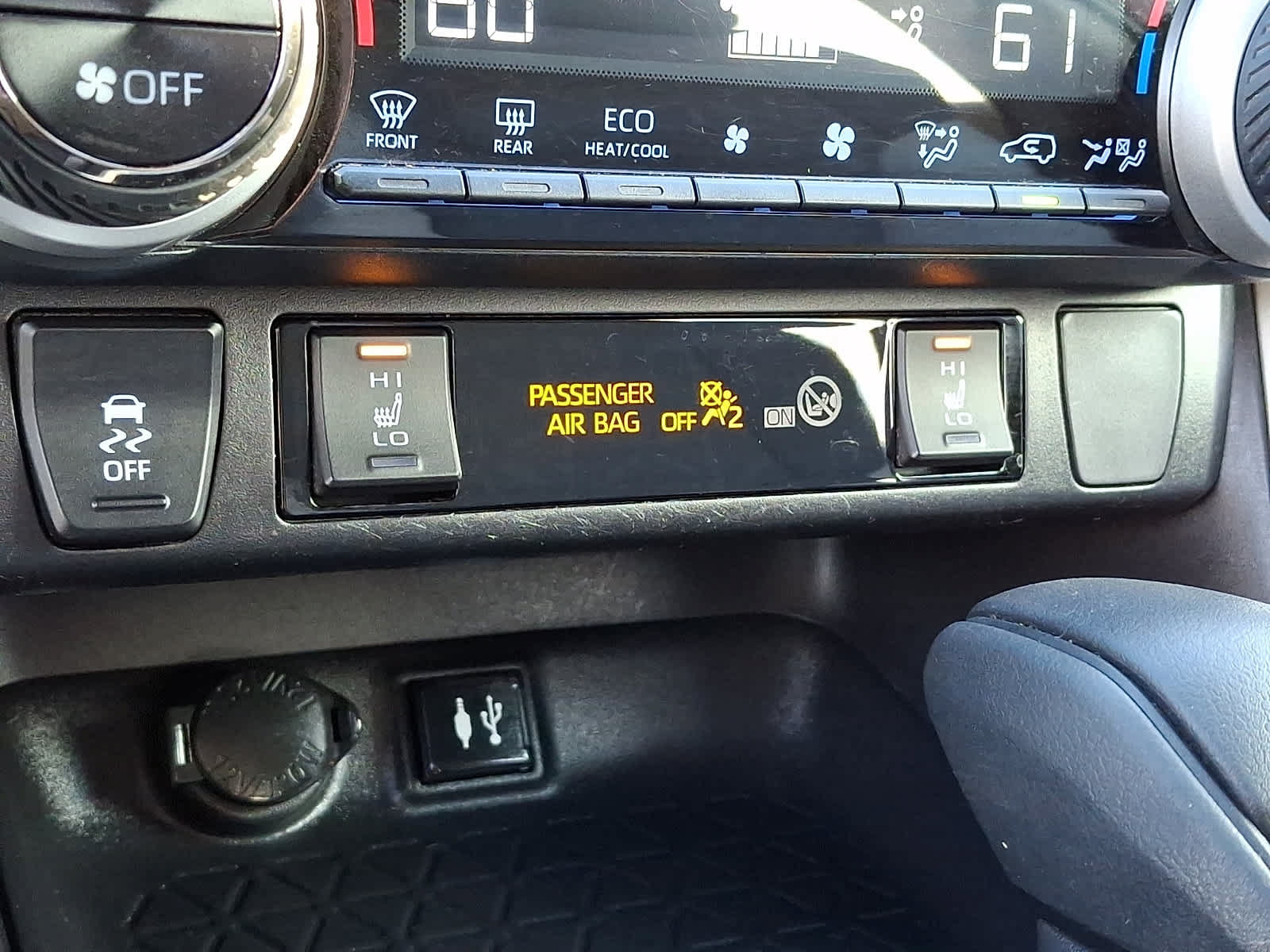 Used 2019 Toyota RAV4 XLE w/ Convenience Package FWD image 28