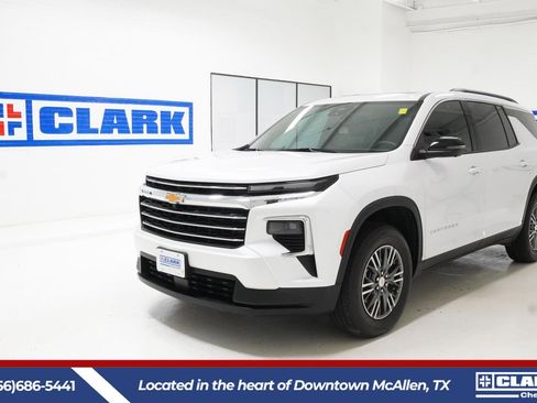 Used 2024 Chevrolet Traverse LT FWD image 2