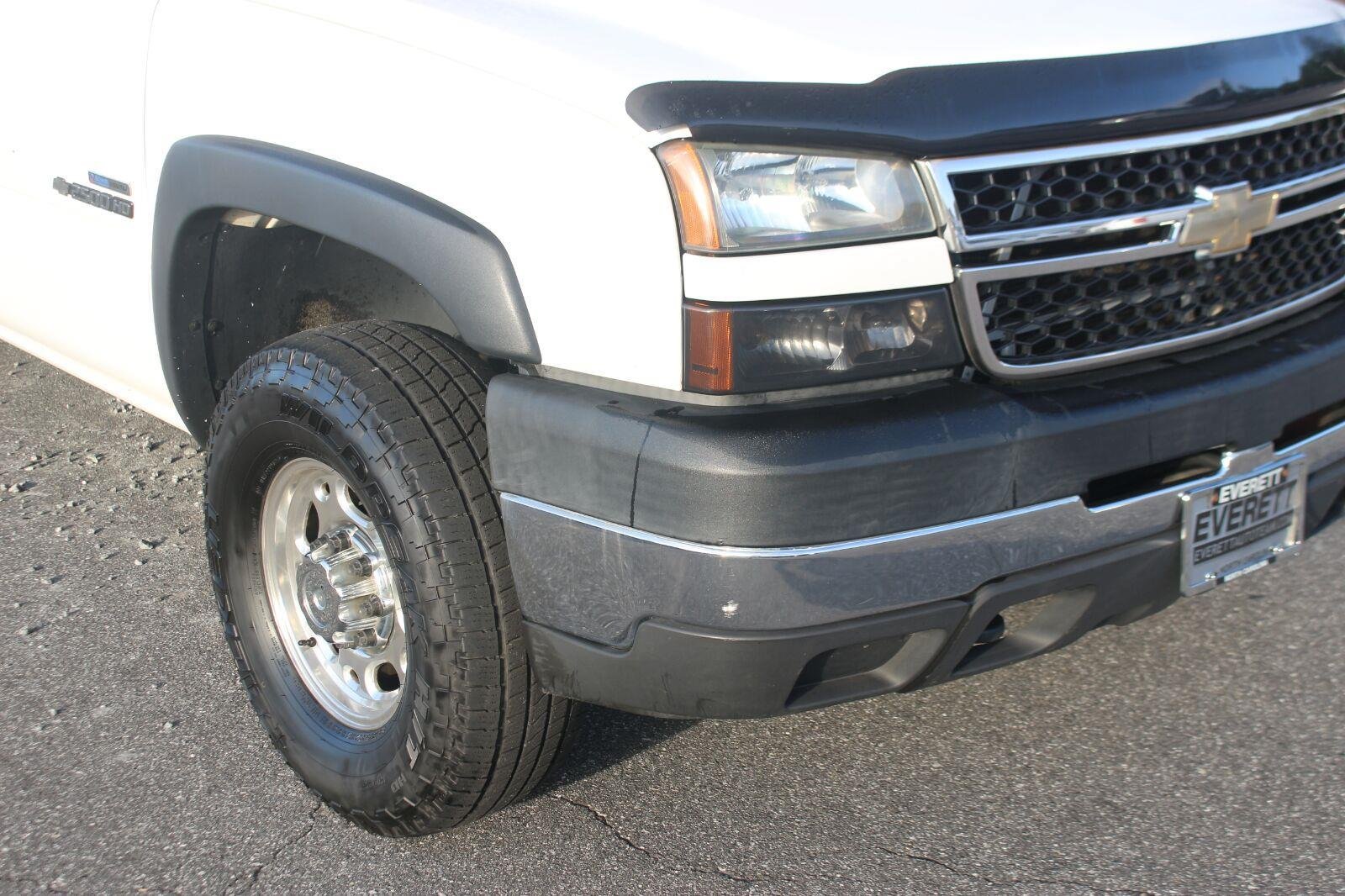 Used 2007 Chevrolet Silverado 2500 W/T w/ Heavy-Duty Power Package AWD/4WD image 9