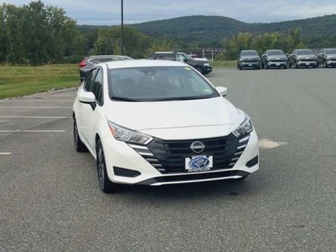 Used 2024 Nissan Versa SV FWD image 3