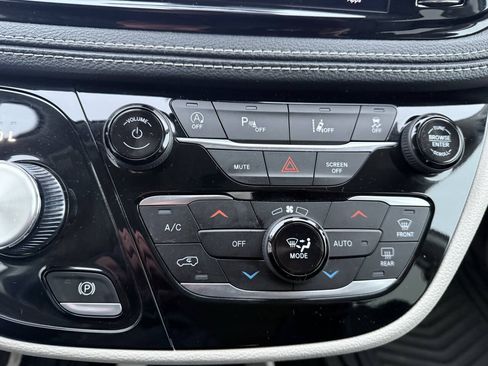 Used 2023 Chrysler Pacifica Touring-L AWD/4WD image 21