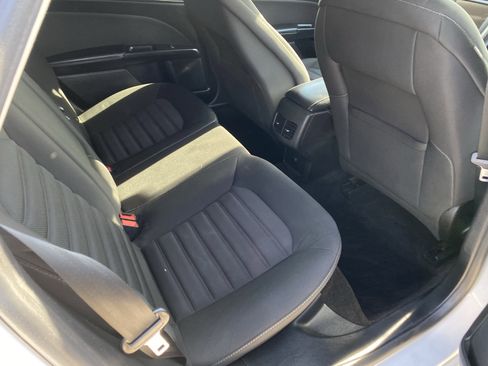 Used 2019 Ford Fusion SE image 12