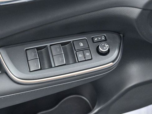 Used 2023 Toyota Crown Limited image 12