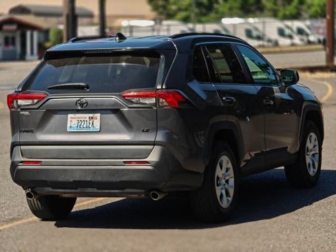 Used 2021 Toyota RAV4 LE w/ Carpet Mat Package (TMS) FWD image 9
