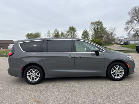 Used 2023 Chrysler Pacifica Touring-L FWD image 2