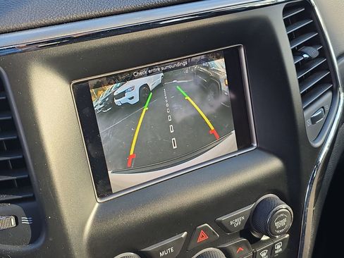 Used 2019 Jeep Grand Cherokee Laredo image 25