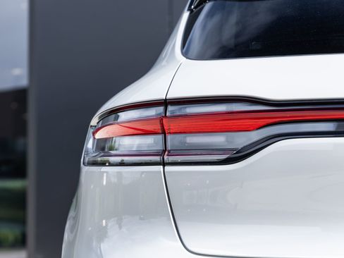 Certified 2023 Porsche Macan image 14