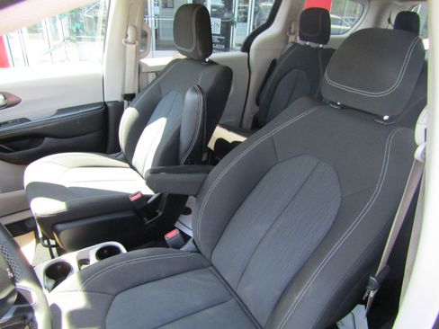 Used 2022 Chrysler Voyager LX image 9