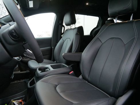 New 2026 Chrysler Pacifica Select image 10