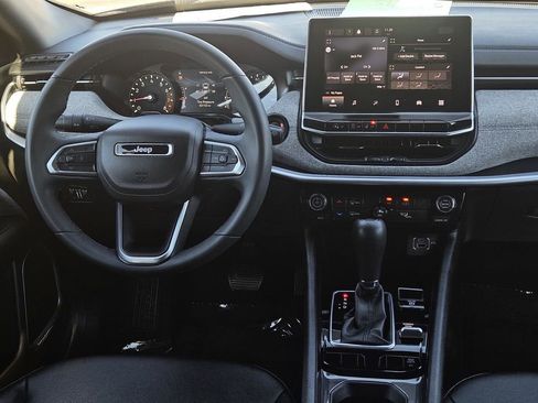 Used 2024 Jeep Compass Latitude image 30