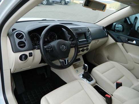 Used 2016 Volkswagen Tiguan S image 11
