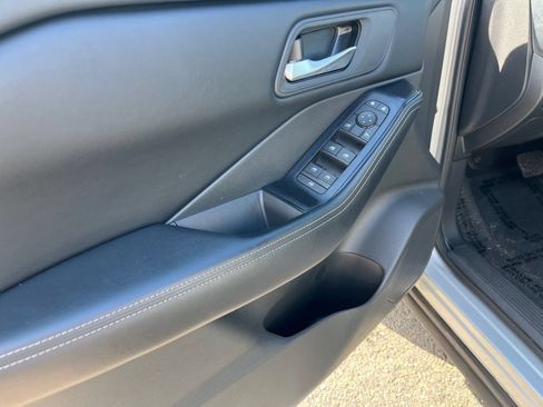 Used 2025 Nissan Rogue SV AWD/4WD image 18