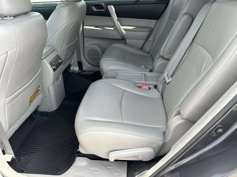 Used 2011 Toyota Highlander SE w/ Tow Pkg AWD/4WD image 13