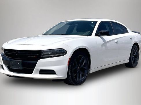 Used 2019 Dodge Charger SXT w/ Blacktop Package RWD image 2
