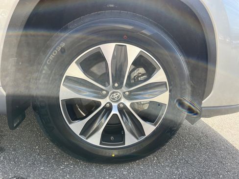 Certified 2025 Toyota Highlander XLE image 28