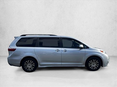 Used 2019 Toyota Sienna XLE image 4