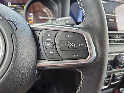 Used 2025 Jeep Wrangler Unlimited Sahara AWD/4WD image 12