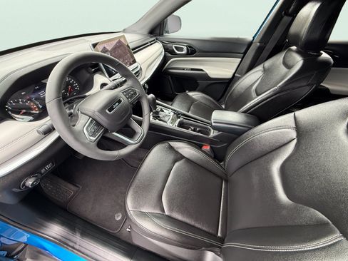 Used 2025 Jeep Compass Limited AWD/4WD image 9