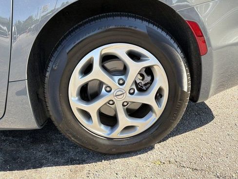 Used 2024 Chrysler Pacifica Limited FWD image 25