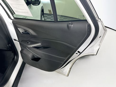 Used 2025 Chevrolet Trax LS FWD image 27