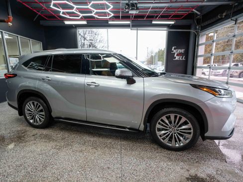 Used 2024 Toyota Highlander Platinum image 5